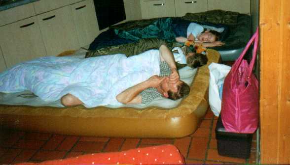 Horst schläft mit seiner Familie in der Küche